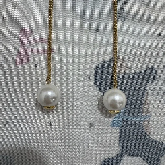 Dior Pearl Earrings With Integrated Buckle And Logo Embellishment - Picture 2 of 5